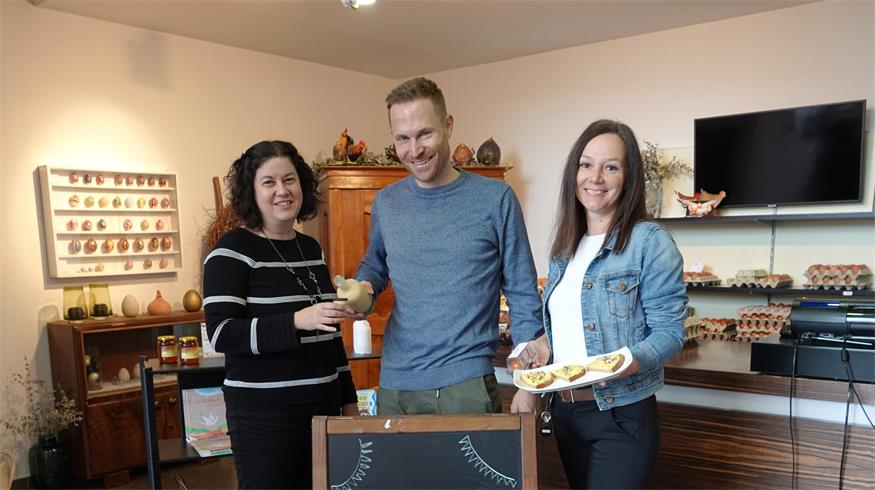Empfangen die Gäste mit kulinarischen Überraschungen. Nicole Schermann, Manuel Pratscher und Sandra Rainer vom Familienbetrieb Schlögl-Ei.