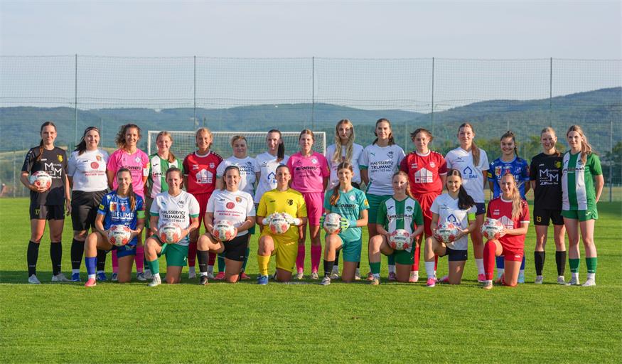 Ende Juli fanden sich die Vereine der OSG Frauen-Landesliga in der Fußballakademie Burgenland zu einem media day zusammen. Bis auf Kickerinnen des SV Sigleß - das Team war zu dieser Zeit gerade auf Trainingslager aktiv - waren alle Klubs vertreten, um sich dann auch gemeinsam zu präsentieren. Am Freitag startet die Landesliga in die dritte Saison seit der Gründung im Jahr 2024. 