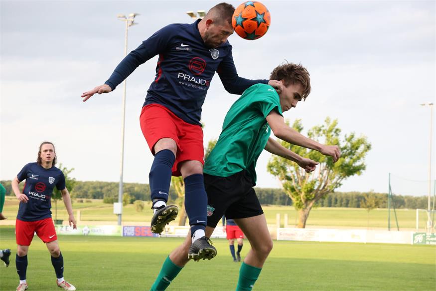 Energisch! Auch wenn hier Zillingtals Robert-Alin Condurachi (l.) einen Stock höher als sein Kontrahent Oliver Mancs vom UFC St. Georgen springt: Bei den „Schurldorfern“ war nichts zu holen, die Partie ging mit 0:4 verloren.