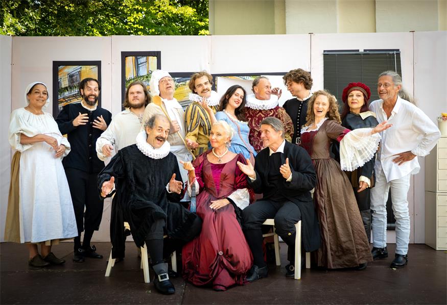 Ensemble des Theater Sommer Parndorf bei der Probe auf der Bühne.