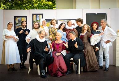 Ensemble des Theater Sommer Parndorf bei der Probe auf der Bühne.
