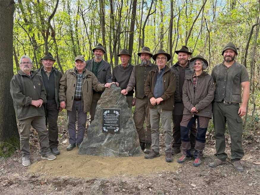 Enthüllt. Michael Schindler, Hans Feiler, Jubilar Reinwald Lackner, Bernhard Wiesinger, Jagdleiter Adi Luka, Alfred Halwax, Gerhard Schumitsch, Christian Windisch, Christine Stagl und Christian Tiewald (v.l.).