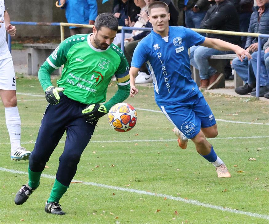 Er war einmal mehr der Fels in der Halbturner Brandung: Tormann Rene Summer (l.) hielt den 1:0-Sieg gegen St. Margarethen fest.Götzinger
