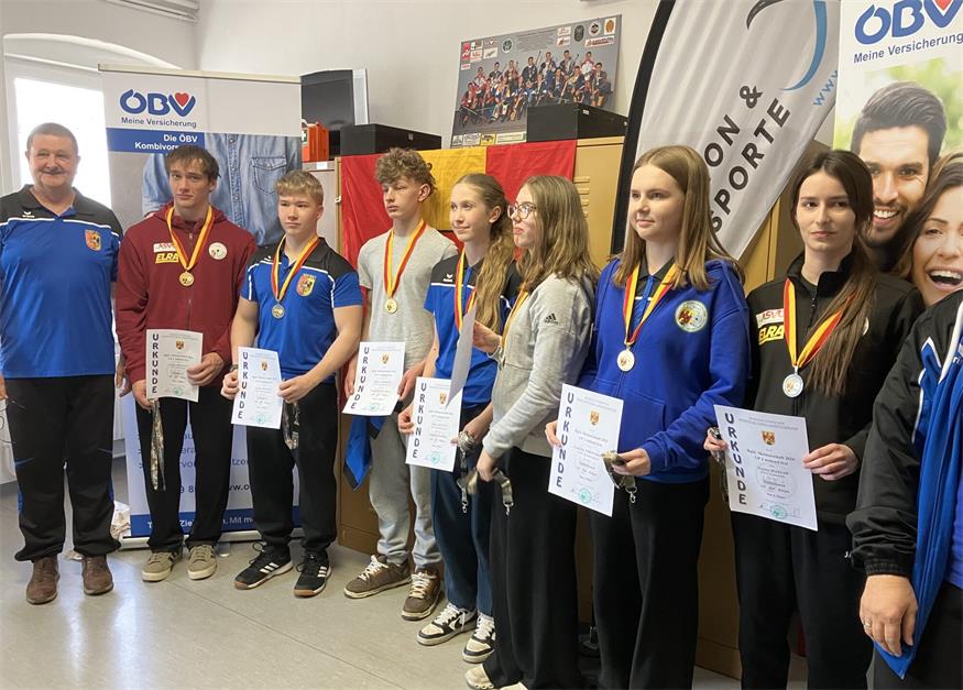Erfolgreiche Schütz:innen : Sektionsleiter Johann Huszar, die erfolgreichen Jungschützen Lukas Heiling, Lukas Pschill, David Csordas, Anna Giefing, Laura Cabala, Veronika Nykyforova und Aryana Massah (v.l.).