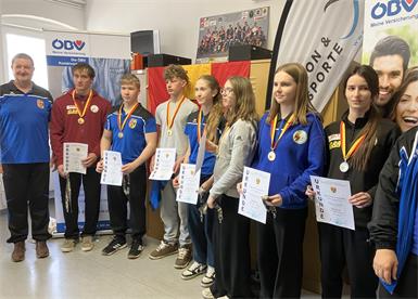 Erfolgreiche Schütz:innen : Sektionsleiter Johann Huszar, die erfolgreichen Jungschützen Lukas Heiling, Lukas Pschill, David Csordas, Anna Giefing, Laura Cabala, Veronika Nykyforova und Aryana Massah (v.l.).