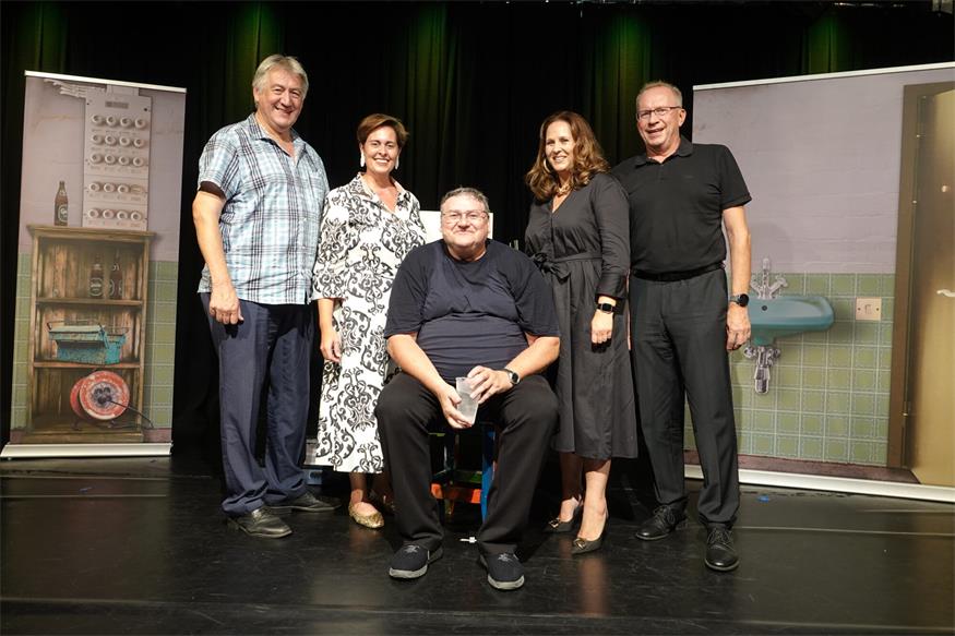 Erfolgreicher Kabarettabend im Lustspielhaus Lutzmannsburg. Nach einer grandiosen Show von Walter Kammerhofer (Mitte) freuten sich Lustspielhaus-Techniker Christian Gradwohl, die begeisterten Besucherinnen Ulli Danzinger und Diana Heinrich sowie Sonnentherme-Marketingleiter Hans-Peter Filz (v. l.) über den gelungenen Abend.