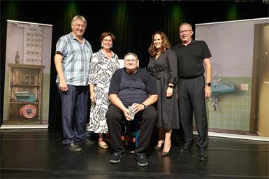 Erfolgreicher Kabarettabend im Lustspielhaus Lutzmannsburg. Nach einer grandiosen Show von Walter Kammerhofer (Mitte) freuten sich Lustspielhaus-Techniker Christian Gradwohl, die begeisterten Besucherinnen Ulli Danzinger und Diana Heinrich sowie Sonnentherme-Marketingleiter Hans-Peter Filz (v. l.) über den gelungenen Abend.