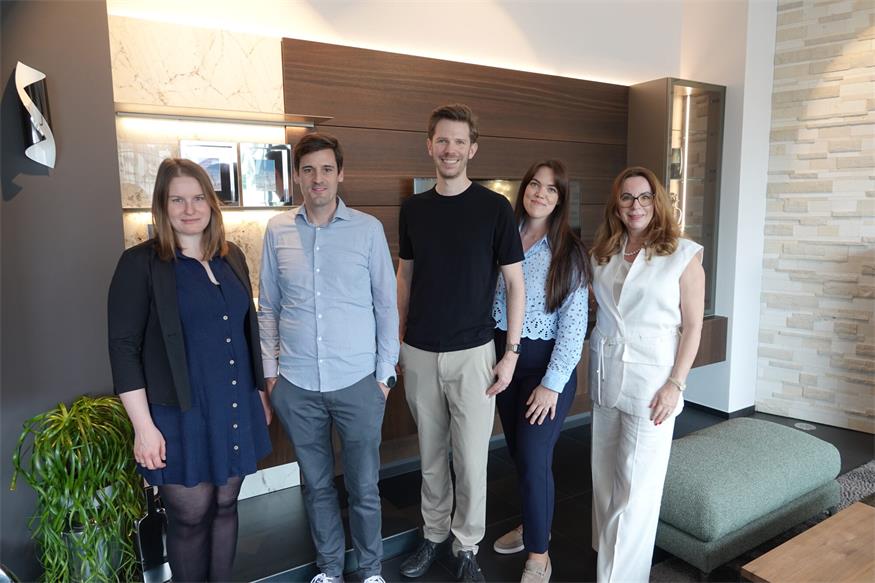 Erfolgreicher Messetag in Deutschkreutz: (v.l.n.r.) Die Besucher Marie und Patrick Lebinger, Geschäftsführer Daniel Nowak mit Gattin Julia sowie Geschäftsführerin Elisabeth Nowak im stilvollen Ambiente des Designstudios.