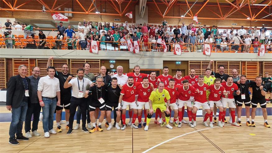 Erfolgreiches Event. Österreichs Futsal-Nationalteam setzte sich mit drei Siegen aus drei Spielen die Krone beim EM-Qualifikations-Vorrundenturnier in Eisenstadt auf. Somit steh das rot-weiß-rote Team in der Hauptrunde der Quali für die Endrunde, die von 18. Jänner bis 8. Februar 2026 in Lettland/Litauen stattfindet.