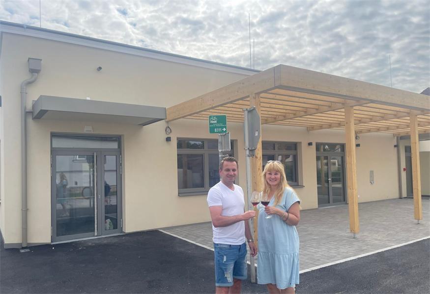 Erfreulicher Frühstart: Bürgermeister Ivan Grujic und Vize Karin Vukman-Artner vor dem Gasthaus.