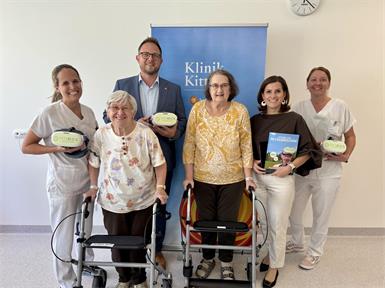 Ergotherapeutin Cornelia Hiermann, Helga Schulla, kaufmännischer Direktor Dieter Feitek, Elisabeth Egger, Pflegedirektorin Bettina Ziniel und die stellvertretende Stationsleitung AG/R Sandra Wenschitz