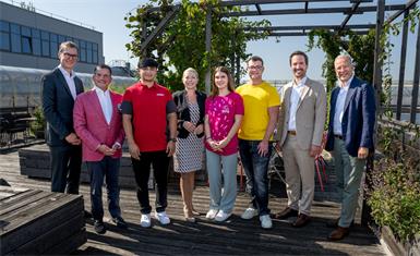 Erich Szuchy (Vorstandsvorsitzender BILLA), Marcel Haraszti (Vorstand der REWE International AG), Lisa Köb (Bereichsleiterin People and Culture BILLA), Bildungsminister Christoph Wiederkehr, Arnd Riehl (Managing Director People & Culture REWE International AG) und drei Lehrlinge.
