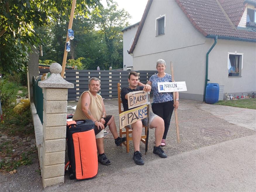 Erich und Niko Dorner sowie Regina Götthans sind Mittwoch bis Samstag bereit, Anreisenden einen Parkplatz anzubieten.