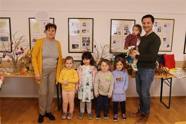 Erika Sachs sowie Kiana, Therese, Marvin, Marie, Rebecca und Christian Giefing beim Frühlingsmarkt des Kindergartens Oberpetersdorf. 