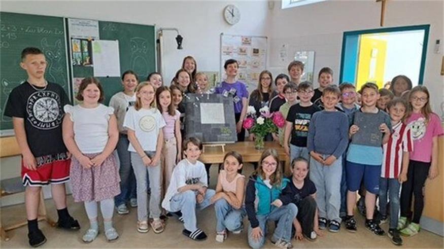 Erinnerung. Eein Gruppenfoto mit der Autorin Lena Raubaum durfte nach der Lesung nicht fehlen.