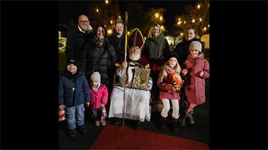 Erinnerungsfoto mit dem Nikolo. Kinderfreunde-Obfrau Julia Karenits mit ihrem Team, freudigen Kindern sowie Vizebürgermeister Jürgen Hofer und Gemeindevorständin Monika Steinwenker. 