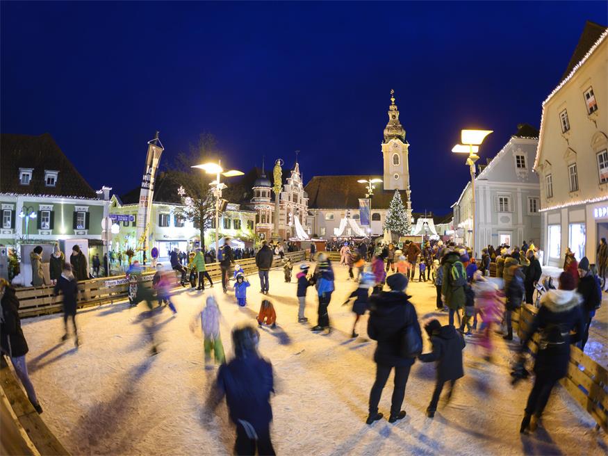 Erlebnisse in Burgenland-Nähe. Am Hartberger Hauptplatz kann man im Winter auch Eislaufen.