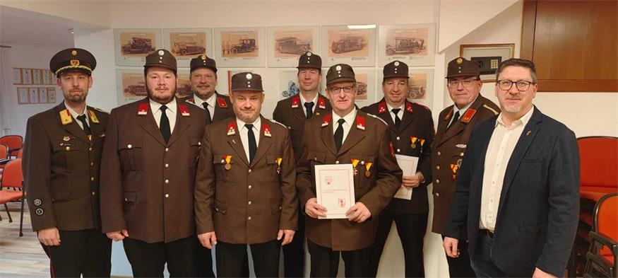 Ernennungen und Auszeichnungen. Abschnittskommandant Josef Schöll, Kommandantstellvertreter Thomas Pfeffer, Kommandant Markus Metzenbauer und Bürgermeister Jürgen Karall gratulierten Lukas Hasieber, Peter Binder, Dietmar Rathmanner, Raimund Binder und Christian Renner. 