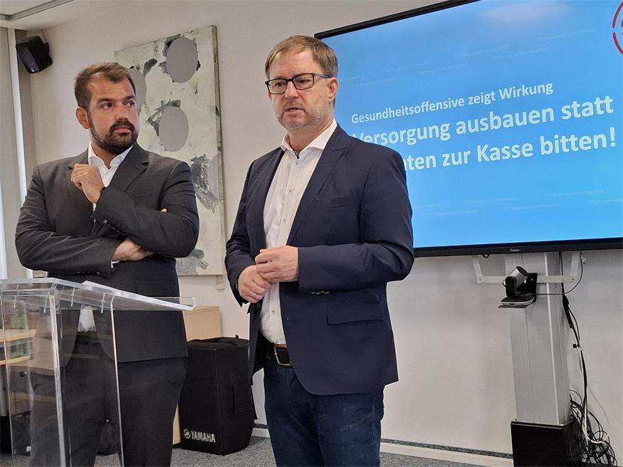 Erneute Forderungen an die Gesundheitskasse: SPÖ-Klubchef Roland Fürst (r.) und Abgeordneter Kilian Brandstätter.