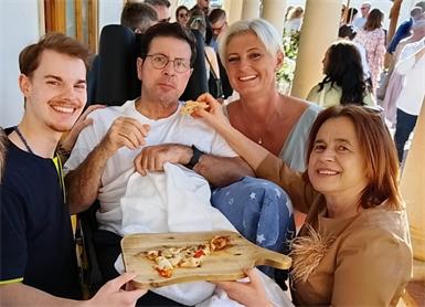 Ernst (59) konnte bei der standesamtlichen Hochzeit seines Sohnes dabei sein.