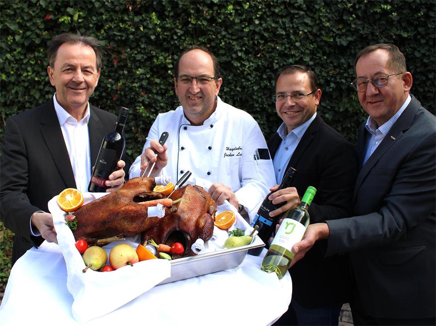 Eröffneten die Saison im Haydnbräu in Eisenstadt (v.l.): Landwirtschaftskammer-Präsident Nikolaus Berlakovich, Hausherr Jochen Lehner, Wirtschaftskammer-Präsident Andreas Wirth und Gastronomie-Sprecher Paul Gregorits.