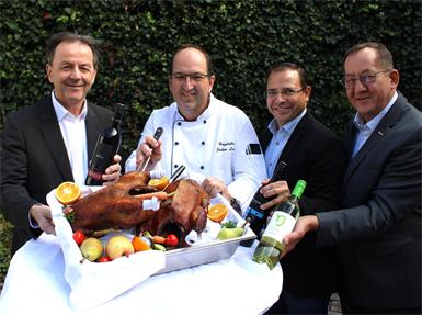 Eröffneten die Saison im Haydnbräu in Eisenstadt (v.l.): Landwirtschaftskammer-Präsident Nikolaus Berlakovich, Hausherr Jochen Lehner, Wirtschaftskammer-Präsident Andreas Wirth und Gastronomie-Sprecher Paul Gregorits.