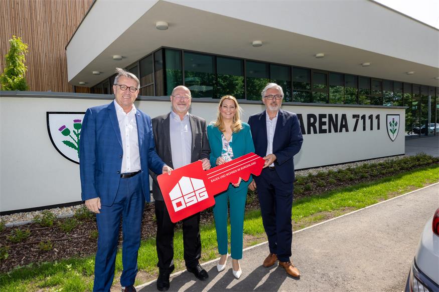 Eröffnung "Arena 7111" in Parndorf: OSG-Vorstand Alfred Kollar, Bürgermeister Wolfgang Kovacs, Landesrätin Daniela Winkler und Vizebürgermeister Wolfgang Daniel