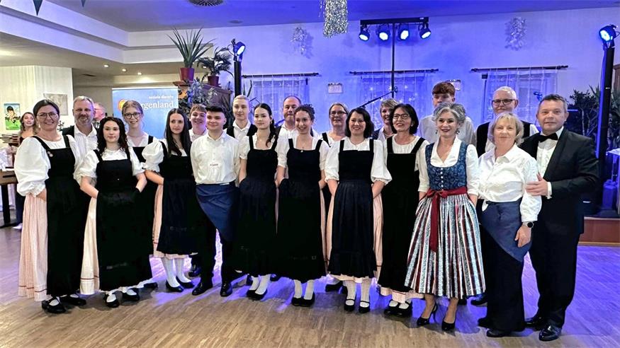 Eröffnung. Christian Schriefl freute sich mit seinem Team der ÖVP-St. Margarethen über die gelungene Balleröffnung durch die Volkstanzgruppe St. Margarethen rund um Obmann Gerold Taisser.