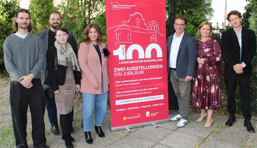 Eröffnung im Garten des Leinnerhauses. Esther Heiss (2.v.l.), Direktorin des Österreichischen Jüdischen Museums Eisenstadt, Landesmuseums-Direktorin Margit Fröhlich (4.v.l.), Gert Polster (3.v.r.), Leiter des Hauptreferats Landeskunde und Danijela Ilic von den Kulturbetrieben (2.v.r.) mit den Ausstellungs-Gestaltern.