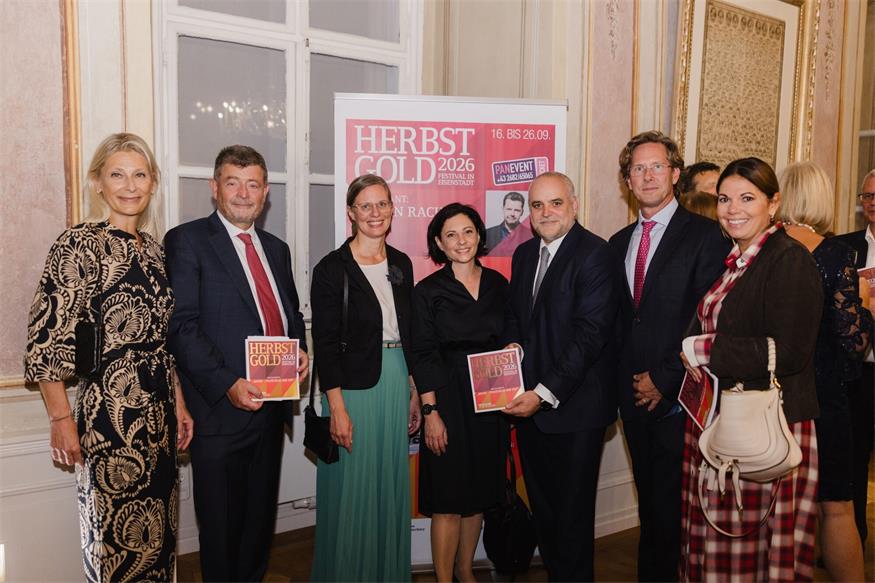Eröffnungsabend im Schloss (v.l.): Petra Mayer, Privatstiftungs-Vorsitzender Stefan Ottrubay, Landeshauptmann-Stellvertreterin Anja Haider-Wallner, Esterhazy-Vorstand Matthias Grün mit Gattin Andrea, Vorstand Michael Gröschl mit Gattin.