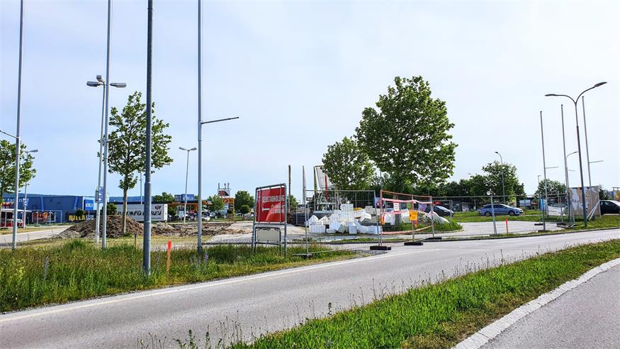 Erste Bauarbeiten haben begonnen: Am Ende des ehemaligen Kika-Parkplatzes an der Mattersburger Straße entsteht eine Filiale der US-amerikanischen Fast Food-Kette "KFC".