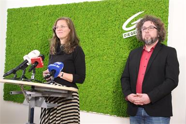 Erste Reaktion nach der SPÖ-Entscheidung. Grünen-Landessprecherin Anja Haider-Wallner mit Klubdirektor Gerhard Mölk.