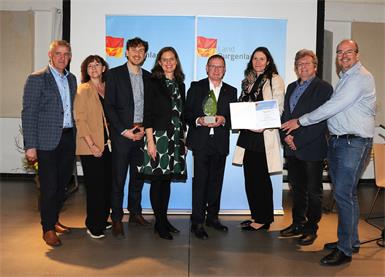 Erster Platz beim Entsiegelungs-Wettbewerb. Landeshauptmann-Stellvertreterin Anja Haider-Wallner (4.v.l.) gratulierte der Siegergemeinde Frankenau-Unterpullendorf mit Amtsleiter Erich Fazekas, Ersatz-Gemeinderätin Alexandra Kröpfl, Gemeinderat Philip Juranich, Bürgermeister Paul Fercsak, Gemeinderätin Julia Fazekas, Manfred Csenar und Unterpullendorfs Ortsvorsteher Thomas Schreiner (v.l.).