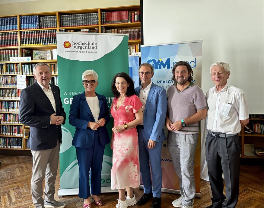Erwin Gollner (FH Burgenland), Landtagsabgeordnete Doris Prohaska, Direktorin Ingrid Weltler-Müller, Leiter des Bereichs Pädagogischer Dienst Jürgen Neuwirth, Bürgermeister Hans Unger und Rudolf Luipersbeck vom Roten Kreuz bei der Präsentation. 