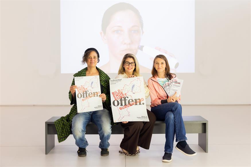 Es ist wieder „offen“: Die Kultur Burgenland - mit Birgit Sauer, Geschäftsführerin Claudia Priber und Melanie Schiffer (v.l.) - lädt in die Ateliers. Einen Kunst-Vorgeschmack gibt die Ausstellung von Lisa Großkopf in der Landesgalerie.