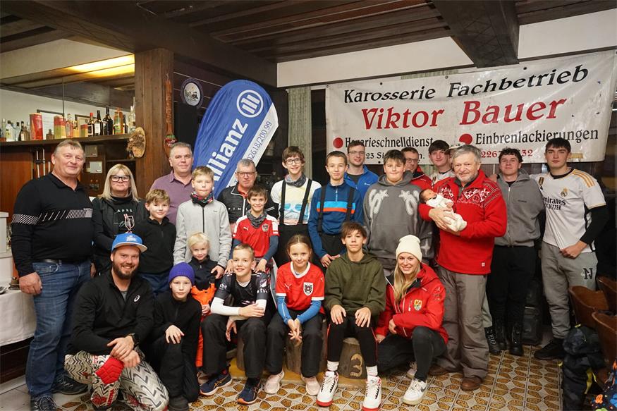 Es war eine erfolgreiche Clubmeisterschaft für Obmann Kevin Zweiler und den ASKÖ Kalkgruben/Tschurndorf, zu der auch Bürgermeister Manfred Degendorfer und Ortsvorsteher Herbert Degendorfer gratulierten.