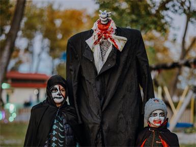 Es wird gruselig am PODOBEACH: Von 22. Oktober bis 1. November 2026 machen die Halloween Gruseltage das Strandbad in Podersdorf am See zum schaurig-schönen Ausflugsziel in den Herbstferien.