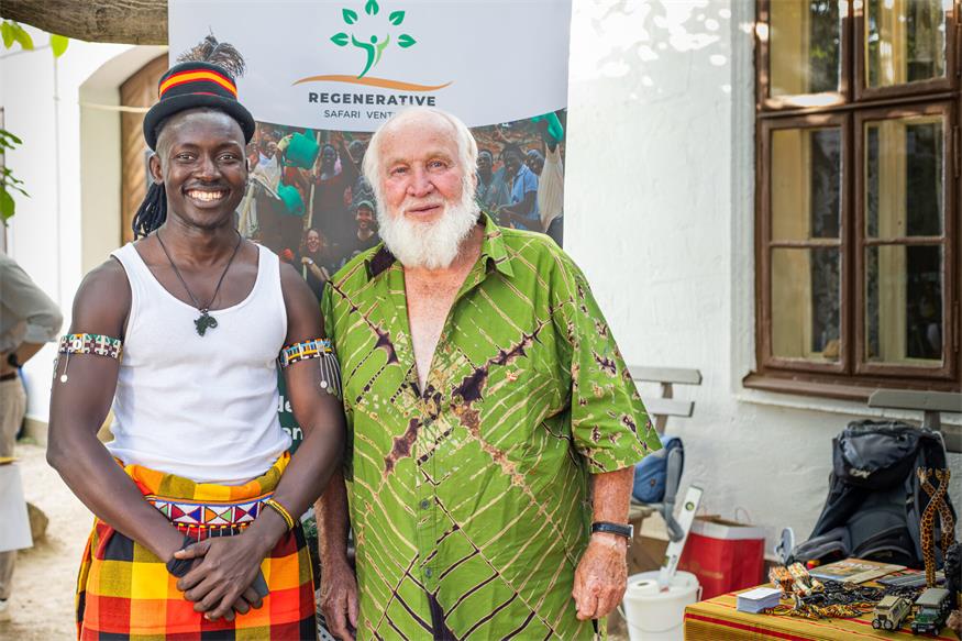 Etimu Rogers von „Regenerative Safari Ventures“ mit Josef „Pepo“ Haubenwallner vom Dorfmuseum Mönchhof