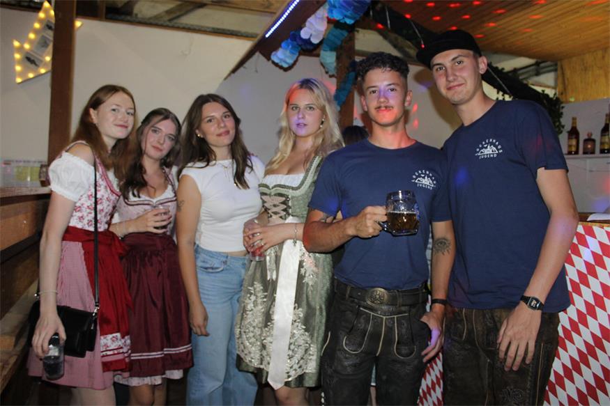 Mit der Lederhosen statt im Fußballtrikot zum Trachtenkirtag