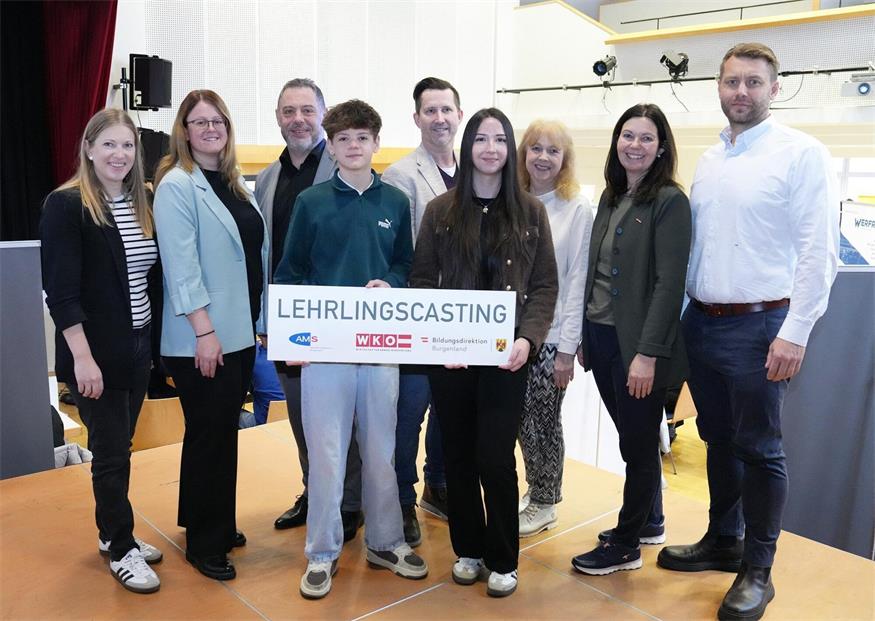 Evelyn Zarits (Wirtschaftskammer-Regionalstellenleiterin), Karin Steiner (Stellvertretende AMS-Landesgeschäftsführerin), Markus Plattner (AMS Mattersburg), Leo Klawatsch (Polytechnische Schule Mattersburg), Christian Pronai (Bildungsdirektion Burgenland), Kiara Vivien Kovacs (Polytechnische Schule Mattersburg), Michaela Seidl (Schulqualitätsmanagerin), Melanie Eckhardt (Wirtschaftskammer-Regionalstellenobfrau) und Peter Wagentristl (Wirtschaftskammer-Regionalstelle) (v. l.).