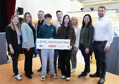 Evelyn Zarits (Wirtschaftskammer-Regionalstellenleiterin), Karin Steiner (Stellvertretende AMS-Landesgeschäftsführerin), Markus Plattner (AMS Mattersburg), Leo Klawatsch (Polytechnische Schule Mattersburg), Christian Pronai (Bildungsdirektion Burgenland), Kiara Vivien Kovacs (Polytechnische Schule Mattersburg), Michaela Seidl (Schulqualitätsmanagerin), Melanie Eckhardt (Wirtschaftskammer-Regionalstellenobfrau) und Peter Wagentristl (Wirtschaftskammer-Regionalstelle) (v. l.).