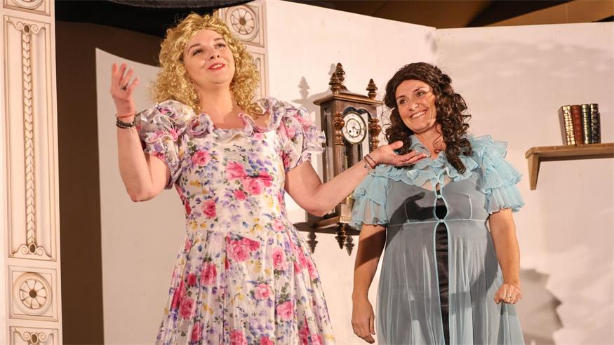 Evi Cecil und Doris Serdar glänzten in Nestroys "Die früheren Verhältnisse".