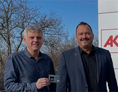Ewald Gossy (li,) übergibt an Edmund „Jimmy“ Artner.