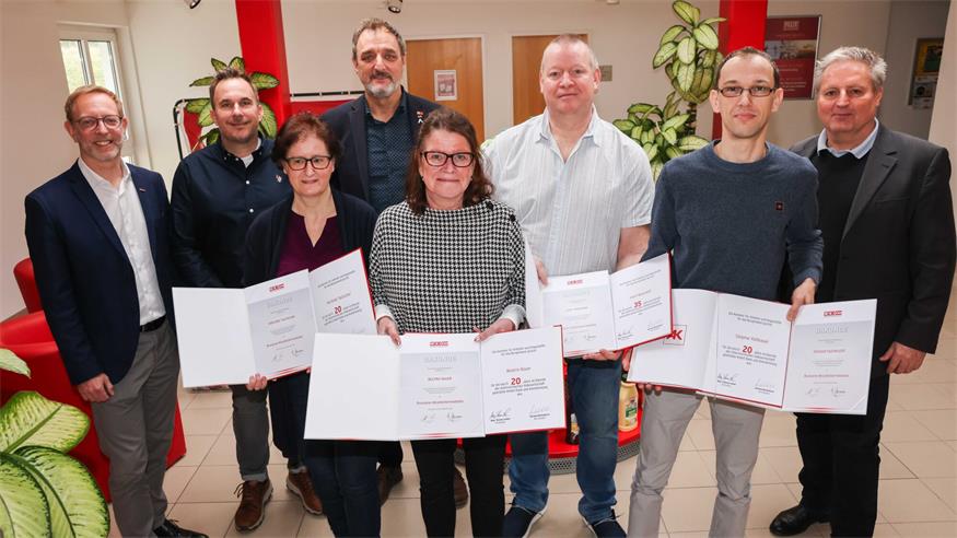 Ewald Hombauer von der Wirtschaftskammer, Betriebsrat Rene Naglreiter, Arbeiterkammerpräsident Gerhard Michalitsch und Felix Austria-Geschäftsführer Peter Buchauer zeichneten Herlinde Tautscher (20 Jahre Betriebszugehörigkeit), Beatrix Bauer (20 Jahre Betriebszugehörigkeit), Josef Wograndl (35 Jahre Betriebszugehörigkeit) und Sigmar Kühbauer (20 Jahre Betriebszugehörigkeit) aus.