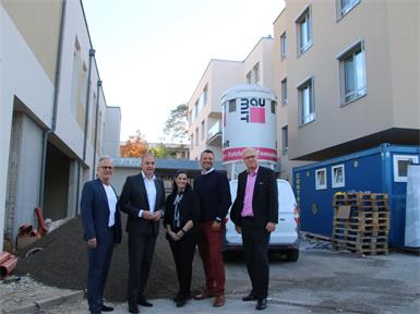 Ewald Schlaffer, Projektleiter Soziale Dienste Burgenland GmbH, Soziallandesrat Leonhard Schneemann, Pflegedienstleiterin Katharina Gartner, Bernhard Luef, Heimleiter des Pflegewohnhauses Oberpullendorf – St. Peter und Andreas Predl, Geschäftsführer Burgenländische Pflegeheim Betriebs-GmbH vor dem zukünftigen Hospiz. 