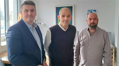 FPÖ-Obmann Sascha Gerdenitsch (l.) und FPÖ-Gemeinderat Bernd Zezelitsch (r.) mit Florianihof-Chef Gottfried Hoffmann.