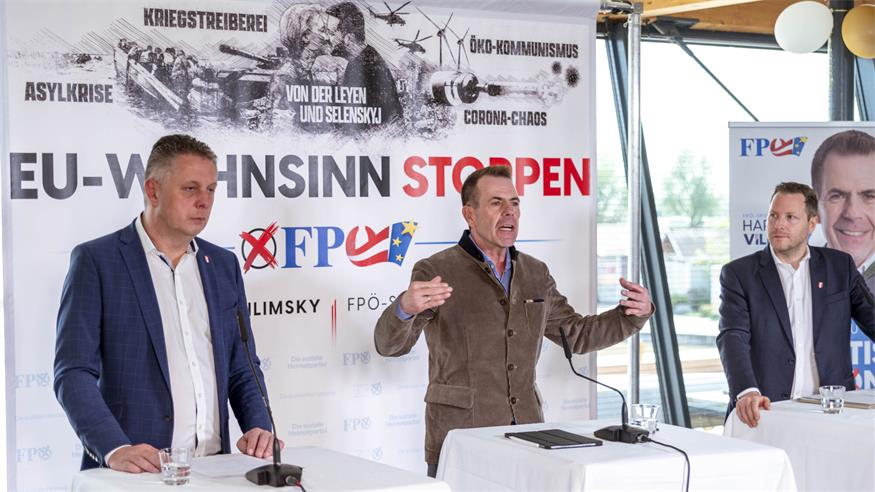 FPÖ-Spitzenkandidat Harald Vilimsky (Mitte) präsentierte mit Landesparteichef Alexander Petschnig (l.) und Michael Schnedlitz (r.) die Plakatserie für die EU-Wahl.