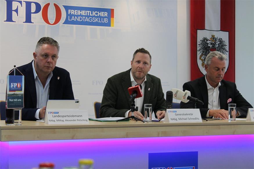 FPÖ-Trio nach der Klubklausur im Landhaus: Generalsekretär Michael Schnedlitz (M.) wetterte gegen den Bund, der blaue Landesparteichef Alexander Petschnig (l.) stellte Finanzfragen und Klubobmann Norbert Hofer (r.) kündigte einen „heißen Herbst“ an.
