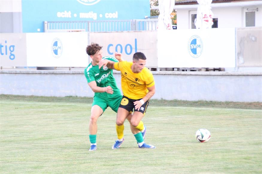 Fabian Bayer (re.)  jagte in der Vorbereitung jedem Ball hinterher