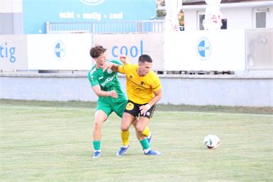 Fabian Bayer (re.)  jagte in der Vorbereitung jedem Ball hinterher